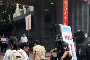 疑似不满处罚结果！？小史密斯被禁赛一场后发推：哈哈哈