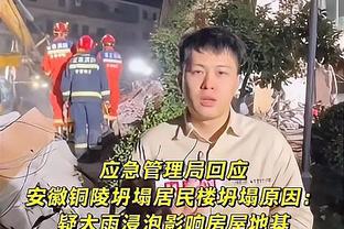 布朗尼快攻被裁判吹罚二运！后者高举双手&瞪大眼睛表示不解？